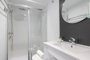 Familienapartment, Mehrere Schlafzimmer, Bergseite (Calahonda Elegance With Pool And Sea) | Badezimmer