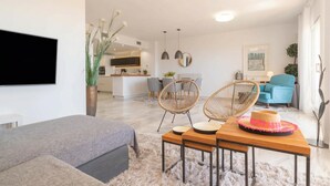 Familieleilighet, 3 soverom, mikrobølgeovn, ved fjell (Calahonda Elegance With Pool And Sea) | Oppholdsområde