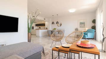 Familie appartement, meerdere slaapkamers (Calahonda Elegance With Pool And Sea) | Woonruimte | Een 21-inch flatscreentelevisie met kabelzenders