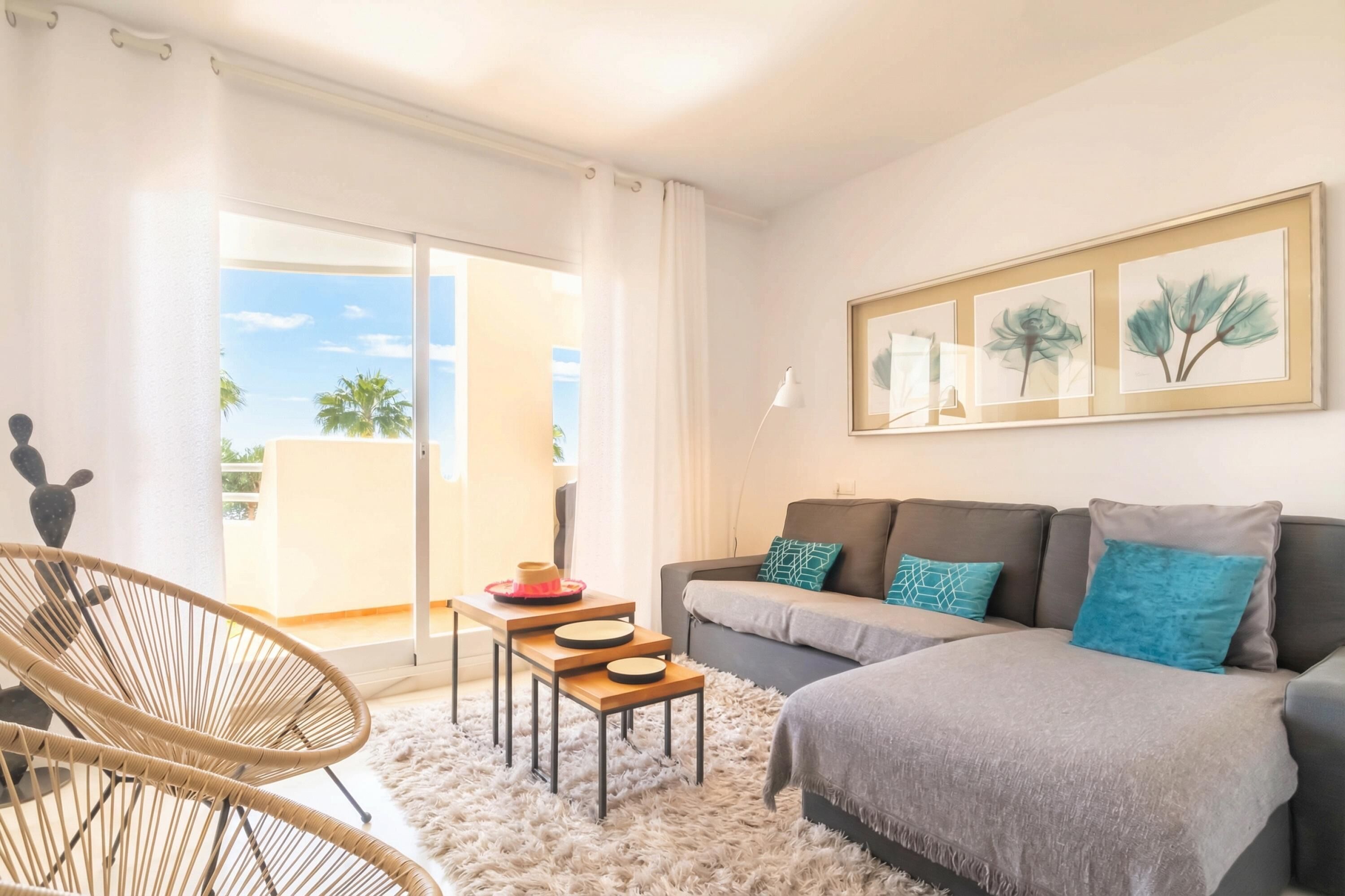 Family Apartment, Multiple Bedrooms, Mountainside (Calahonda Elegance With Pool And Sea) | Living area
