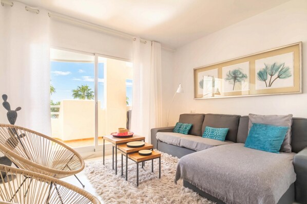 Familienapartment, Mehrere Schlafzimmer, Bergseite (Calahonda Elegance With Pool And Sea) | Wohnbereich