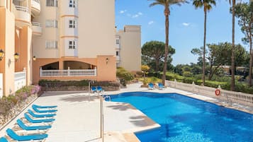 Family Apartment, Multiple Bedrooms, Mountainside (Calahonda Elegance With Pool And Sea) | Pool