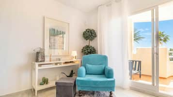 Familie appartement, meerdere slaapkamers (Calahonda Elegance With Pool And Sea) | Woonruimte | Een 21-inch flatscreentelevisie met kabelzenders