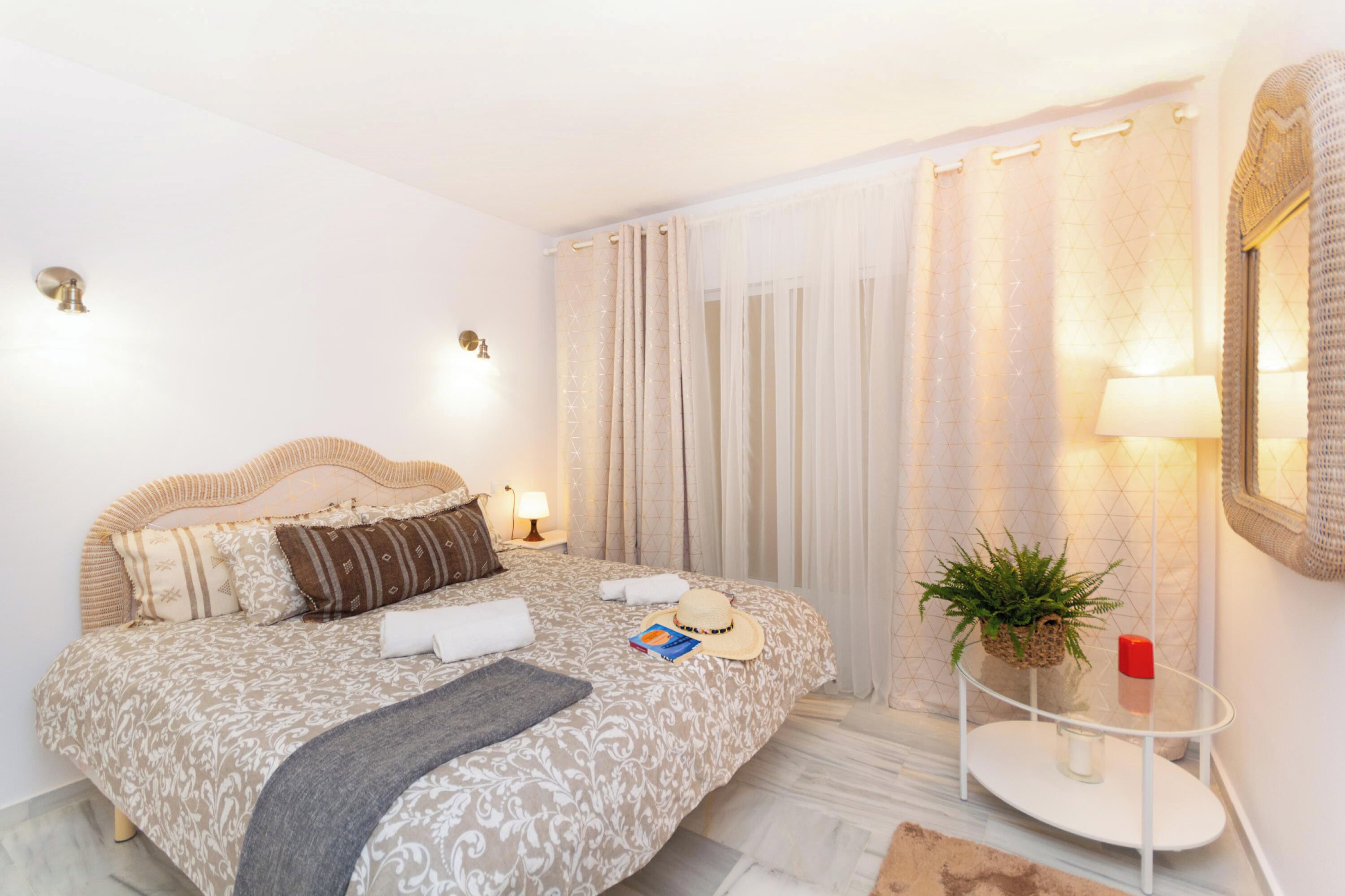 Familie appartement, meerdere slaapkamers (Calahonda Elegance With Pool And Sea) | 3 slaapkamers, een kluis op de kamer, een laptopwerkplek