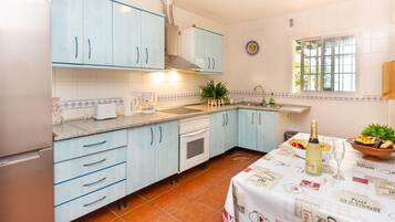 Fridge, oven, stovetop, coffee/tea maker