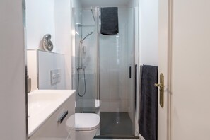 Ducha, secador de pelo, toallas, jabón