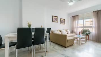 Perhehuoneisto, 2 makuuhuonetta, 2 kylpyhuonetta (Apartment Hispanidad With Pool) | Oleskelualue | 21–tuumainen äly-TV, jossa kaapelikanavat