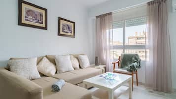 Familienapartment, 2 Schlafzimmer, 2 Bäder (Apartment Hispanidad With Pool) | Wohnbereich | 21-Zoll-Smart-TV mit Kabelempfang