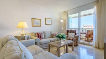 Standard-huoneisto, 2 makuuhuonetta, 2 kylpyhuonetta (La Paloma With Pool) | Oleskelualue | 21–tuumainen äly-TV, jossa kaapelikanavat