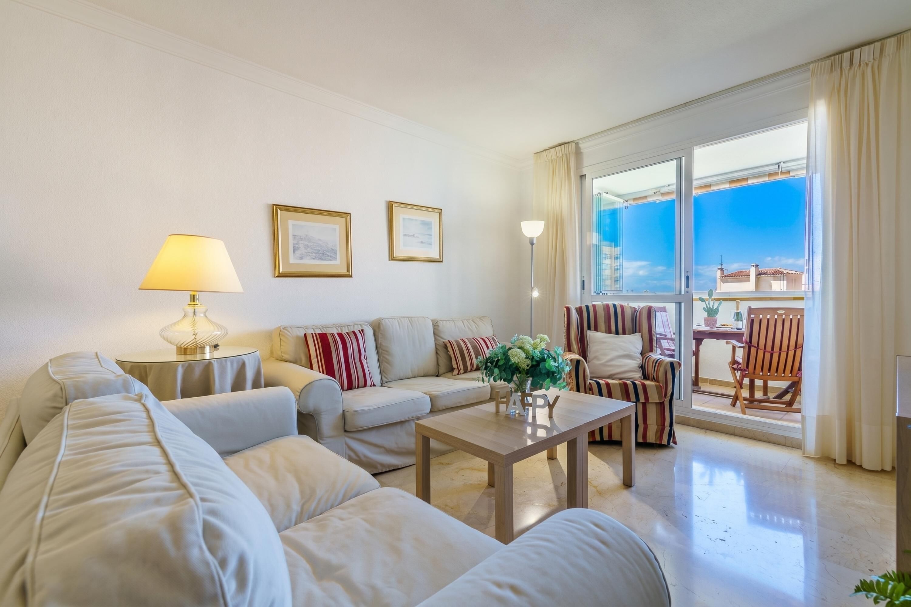 Apartamento estándar, varias habitaciones, 2 baños (La Paloma With Pool) | Zona de estar | Smart TV de 21 pulgadas con canales por cable