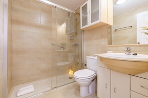 Bañera con ducha, secador de pelo, bidet, toallas