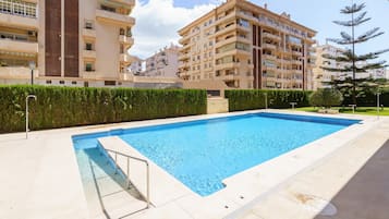 Una piscina al aire libre de temporada