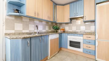 Appartement Standard, 2 chambres, 2 salles de bains (La Paloma With Pool) | Cuisine privée | Réfrigérateur, micro-ondes, four, plaque de cuisson