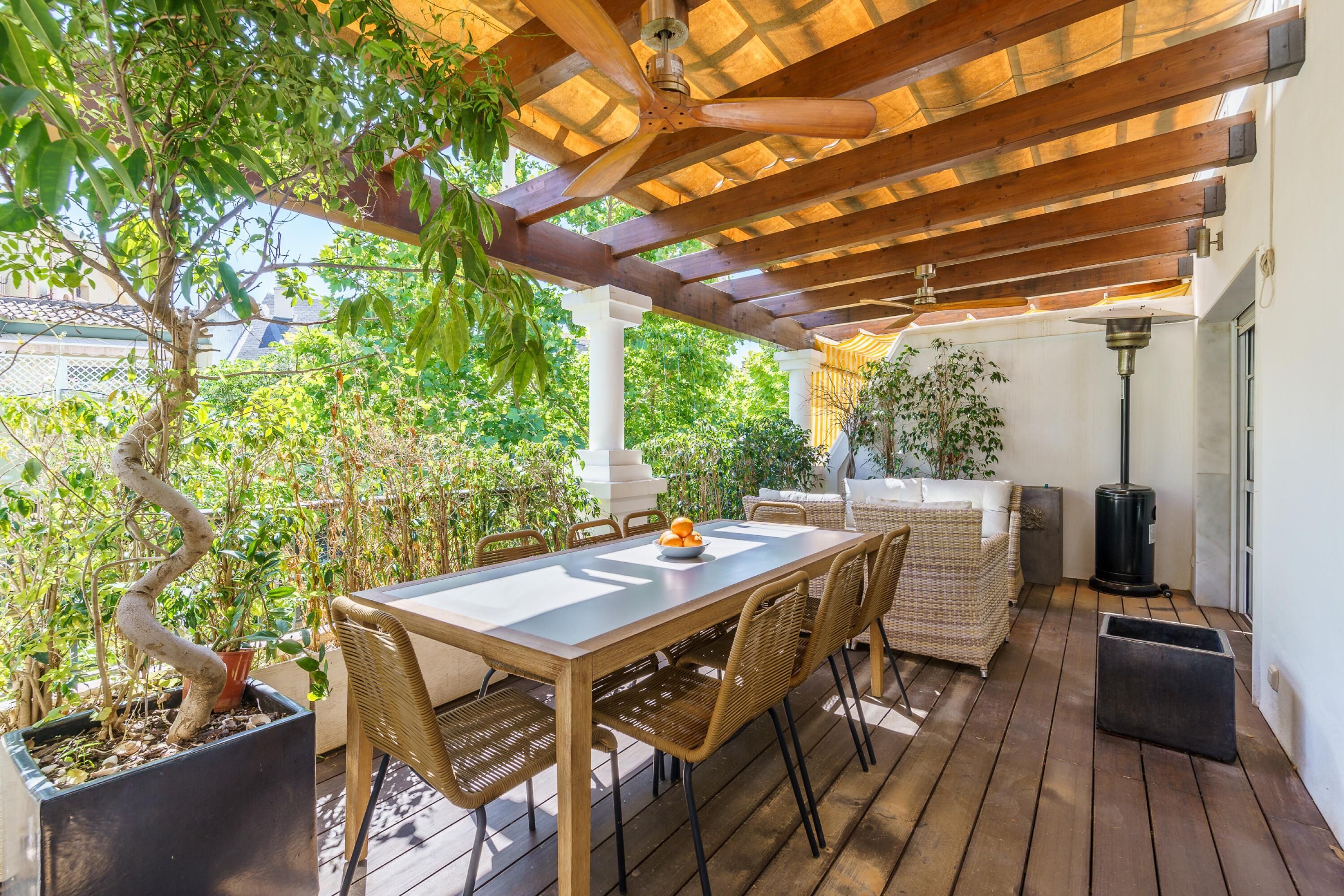 Family Penthouse, Multiple Bedrooms, Refrigerator & Microwave (Duplex Marbella Concordia Close To) | Tempat makan luar