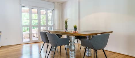 Family Penthouse, Multiple Bedrooms, Refrigerator & Microwave (Duplex Marbella Concordia Close To) | Dining