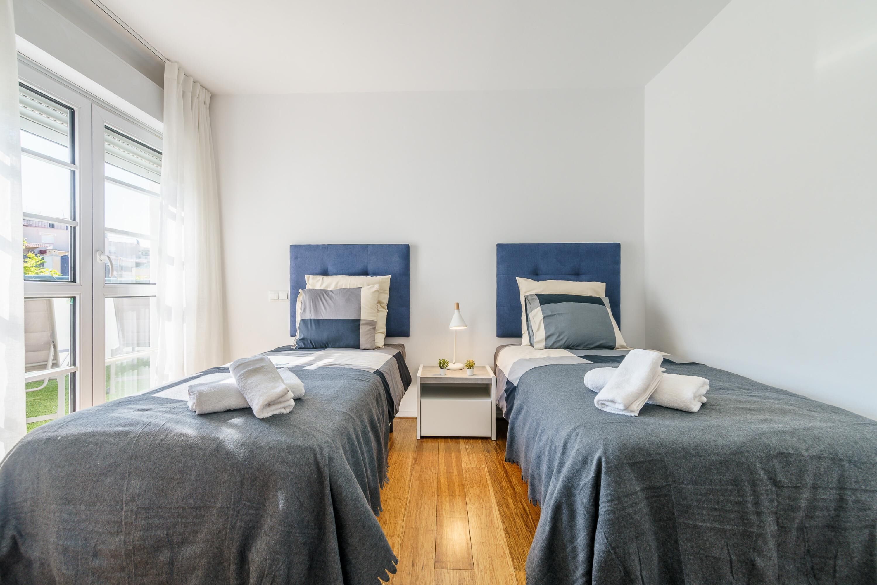 4 kamar tidur, ruang kerja ramah laptop, dan setrika/meja setrika