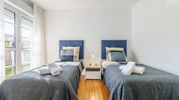 4 kamar tidur, ruang kerja ramah laptop, dan setrika/meja setrika