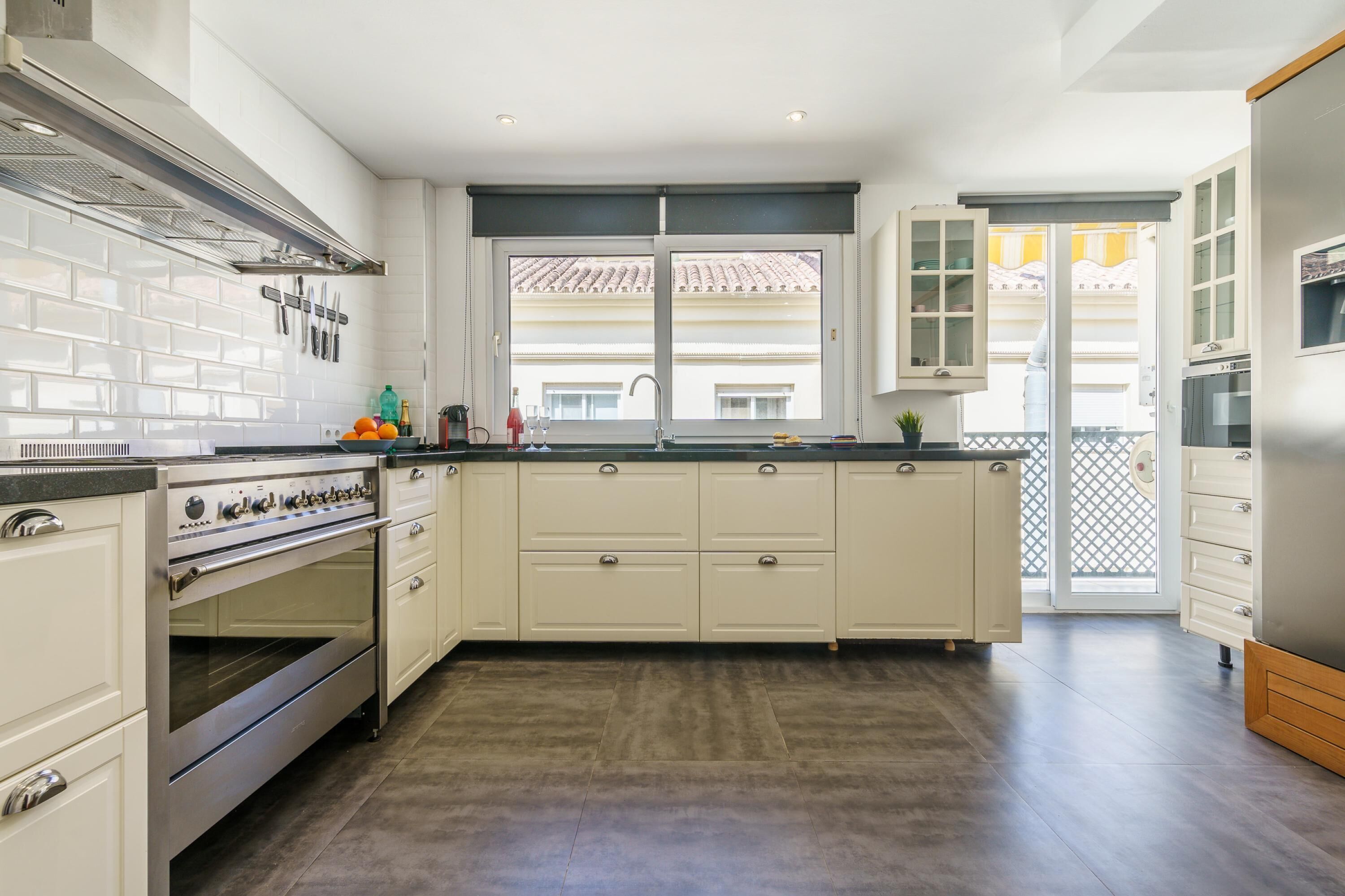 Peti sejuk, ketuhar gelombang mikro, dapur, mesin basuh pinggan mangkuk 