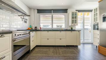 Peti sejuk, ketuhar gelombang mikro, dapur, mesin basuh pinggan mangkuk