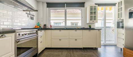 Refrigerador, microondas, placa de cocina, lavavajillas