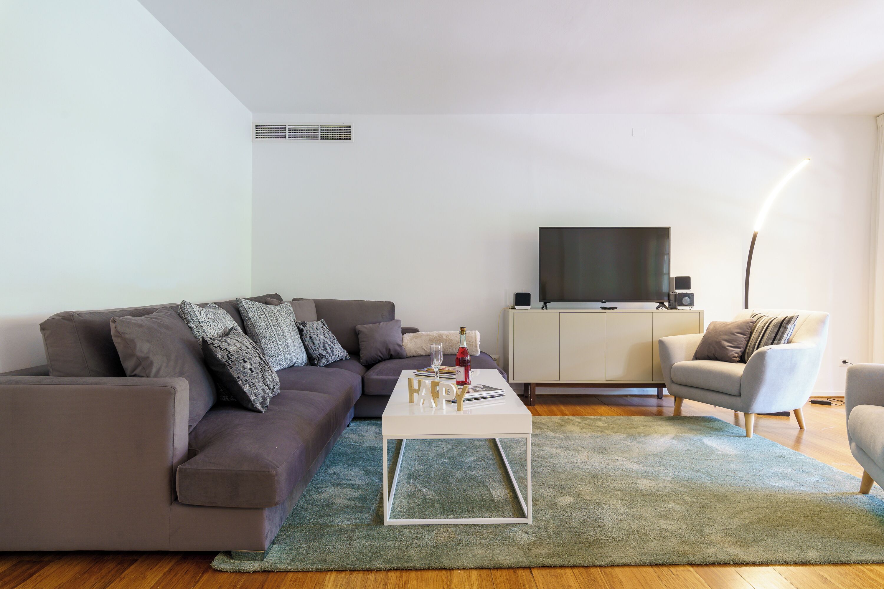 21 inci televisyen LCD dengan kabel 