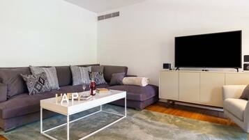 Family Penthouse, Multiple Bedrooms, Refrigerator & Microwave (Duplex Marbella Concordia Close To) | Living area | 21-inch LCD TV with cable channels