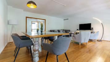 Family Penthouse, Multiple Bedrooms, Refrigerator & Microwave (Duplex Marbella Concordia Close To) | Dining room