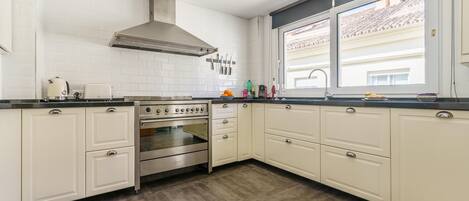 Fridge, microwave, stovetop, dishwasher