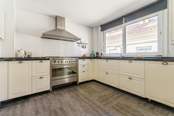 Fridge, microwave, stovetop, dishwasher