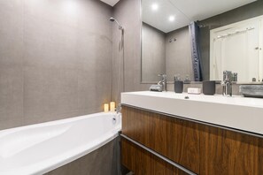 Cobertura família, vários quartos, geladeira e micro-ondas (Duplex Marbella Concordia Close To) | Banheiro | Chuveiro/banheira combinados, secador de cabelo, toalhas de banho 