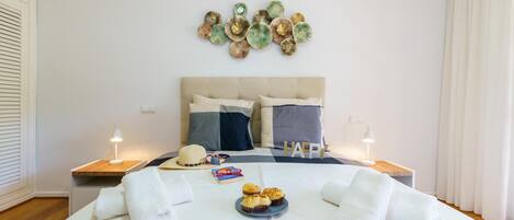 4 室のベッドルーム、ノートパソコン用作業スペース、アイロン / アイロン台、WiFi (無料)