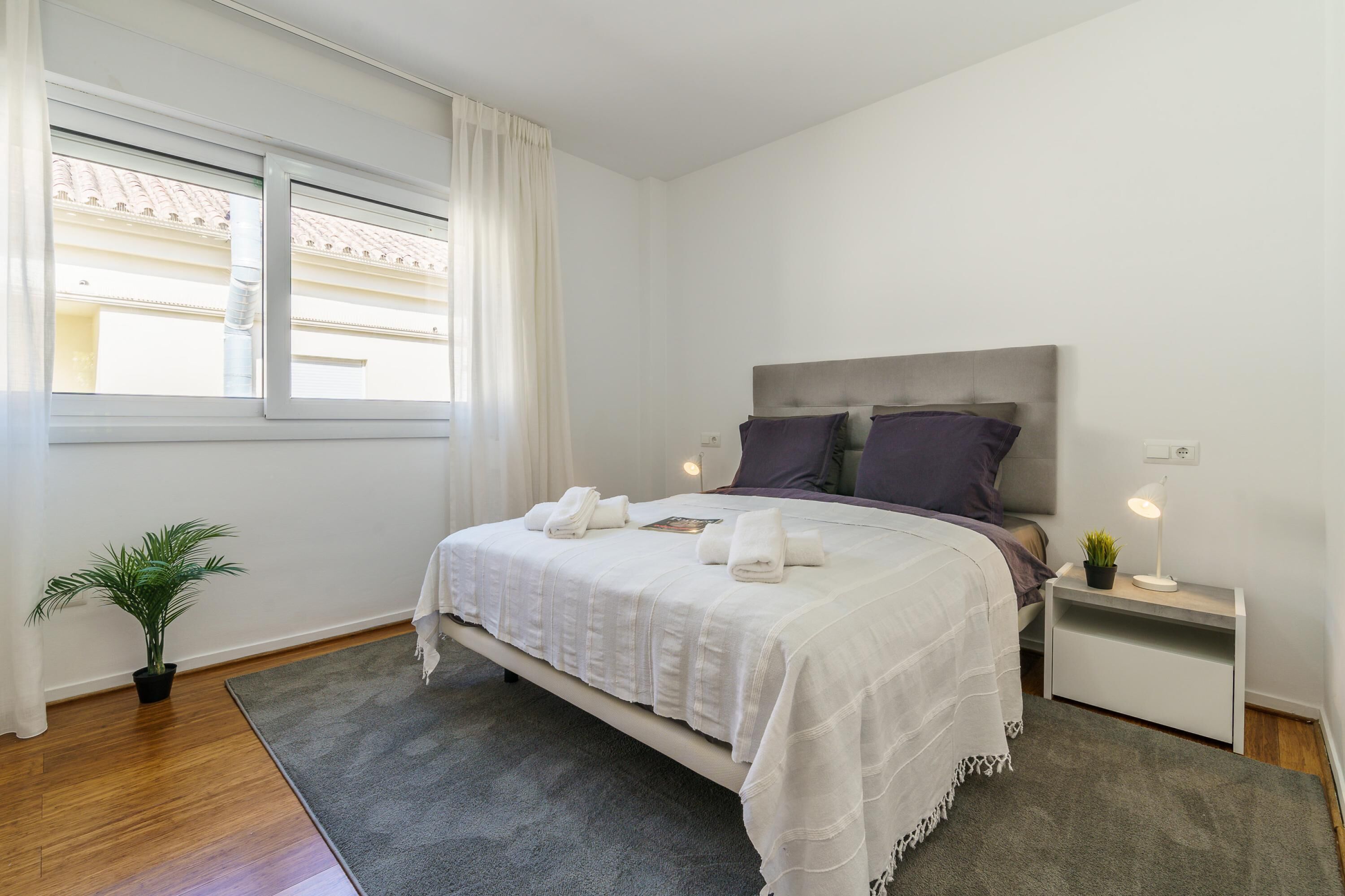 4 kamar tidur, ruang kerja ramah laptop, dan setrika/meja setrika