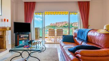 Leilighet – honeymoon, flere soverom, 2 bad, ved fjell (View Of The Sun Apartment With Pool) | Oppholdsområde | En 21-tommers LCD-TV med kabel-kanaler