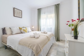 Appartement pour lune de miel, plusieurs chambres (View Of The Sun Apartment With Pool) | 2 chambres, espace de travail pour ordinateurs portables