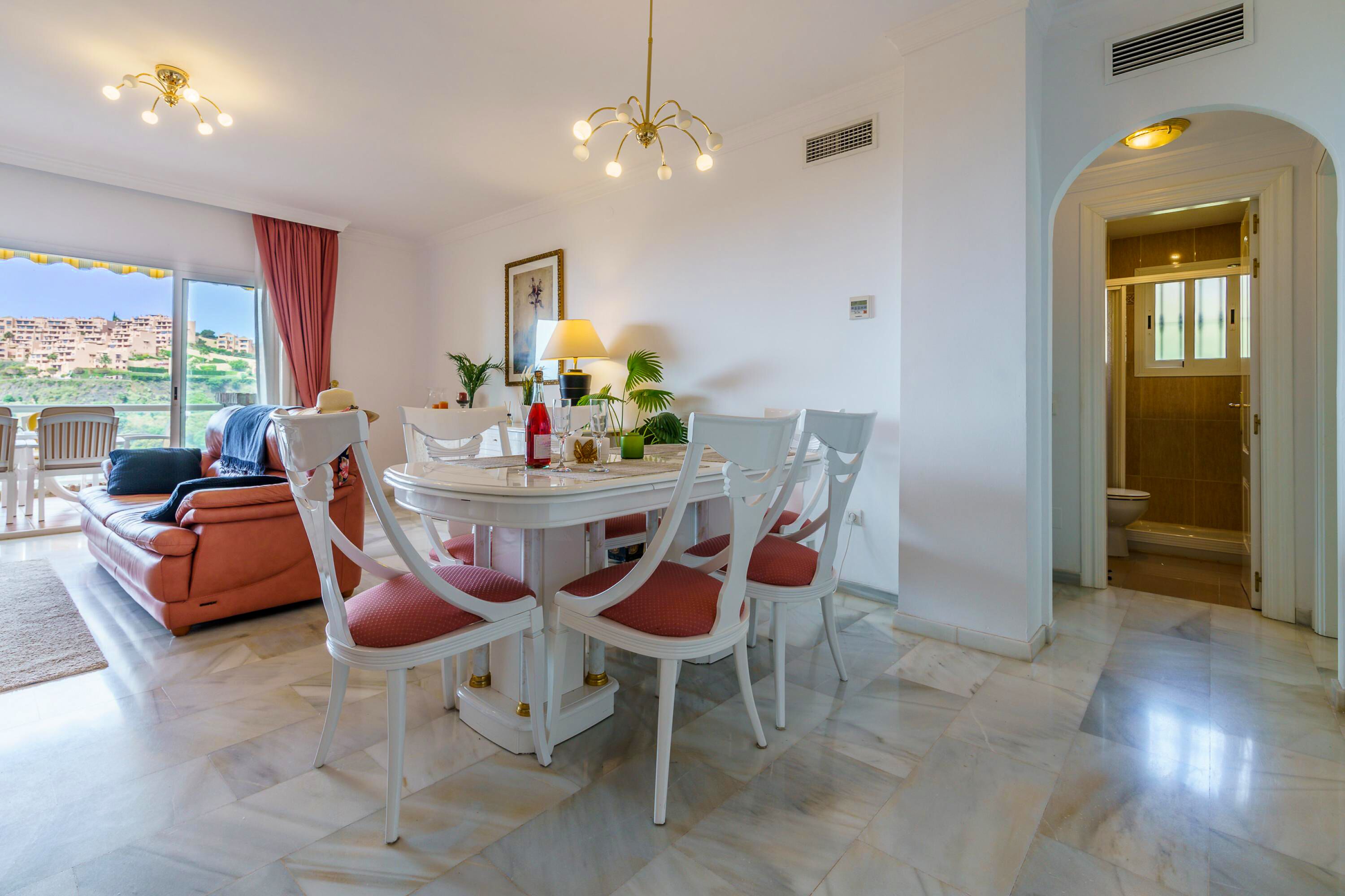 Honeymoon appartement, meerdere slaapkamers, 2 badkamers (View Of The Sun Apartment With Pool) | Dineren