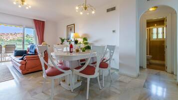 Honeymoon appartement, meerdere slaapkamers, 2 badkamers (View Of The Sun Apartment With Pool) | Dineren