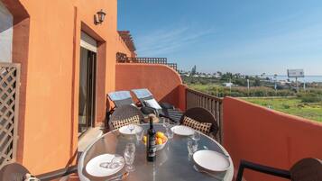Apartament nupcial, diversos dormitoris, 2 banys (Costa Galera Apartment) | Servei de restauració a l'aire lliure