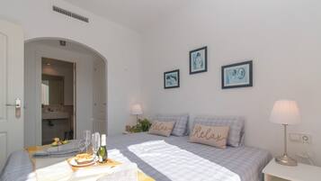 Apartament nupcial, diversos dormitoris, 2 banys (Costa Galera Apartment) | 2 dormitoris i espai de treball apte per a portàtils