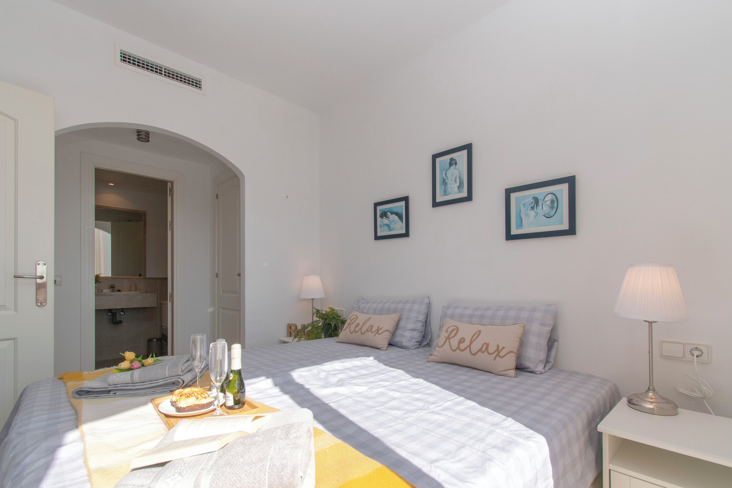 2 slaapkamers, een laptopwerkplek, een strijkplank/strijkijzer