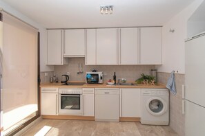 Fridge, microwave, oven, stovetop - Costa Galera Apartment (Estepona)
