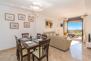 Apartemen Bulan Madu, beberapa kamar, 2 kamar mandi (Costa Galera Apartment) | Area keluarga | Smart TV 21-inci dengan saluran TV kabel