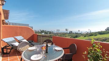 Apartament nupcial, diversos dormitoris, 2 banys (Costa Galera Apartment) | Servei de restauració a l'aire lliure