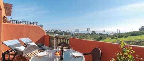 ハネムーン アパートメント ベッドルーム (複数) 2 バスルーム (Costa Galera Apartment) | 屋外ダイニングエリア