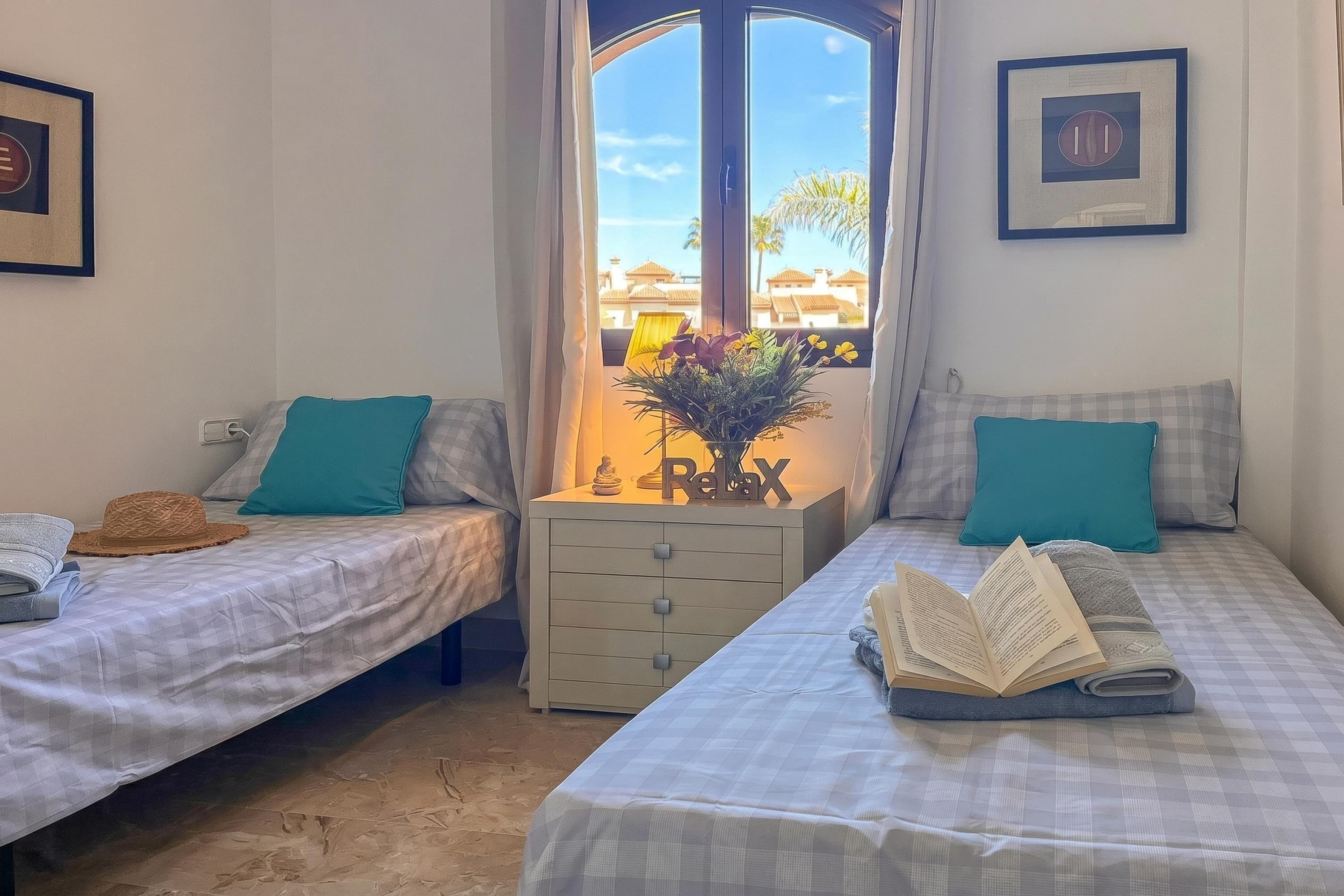 Leilighet – honeymoon, flere soverom, 2 bad (Costa Galera Apartment) | 2 soverom, skrivebord for bærbar PC og strykejern/-brett