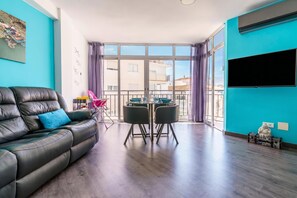 Familjelägenhet - flera sovrum (Nerja City Center Apartment) | Vardagsrum | 21-tums platt-tv med kabelkanaler