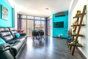 21-inch flat-screen TV with cable channels - Nerja City Center Apartment (Nerja)