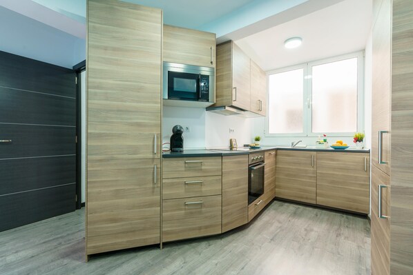 ファミリー アパートメント ベッドルーム (複数) (Nerja City Center Apartment) | 専用キッチン | 冷蔵庫、電子レンジ、オーブン、コンロ
