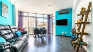 패밀리 아파트, 침실 2개, 전자레인지 (Nerja City Center Apartment) | 거실 공간 | 평면 TV