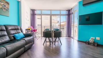 Apartamento familiar, 2 habitaciones (Nerja City Center Apartment) | Zona de estar | Televisión de pantalla plana de 21 pulgadas con canales por cable