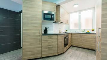 Apartamento familiar, 2 habitaciones (Nerja City Center Apartment) | Cocina privada | Frigorífico, microondas, horno y placa de cocina